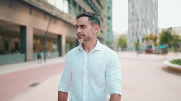 Sakallı Sakallı Beyaz Gömlekli Olgun Bir Işadamı Şehirdeki Finans Bölgesine — Stok video