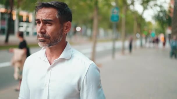 Mature Businessman Neat Beard Wearing White Shirt Walking Street Modern — Stockvideo