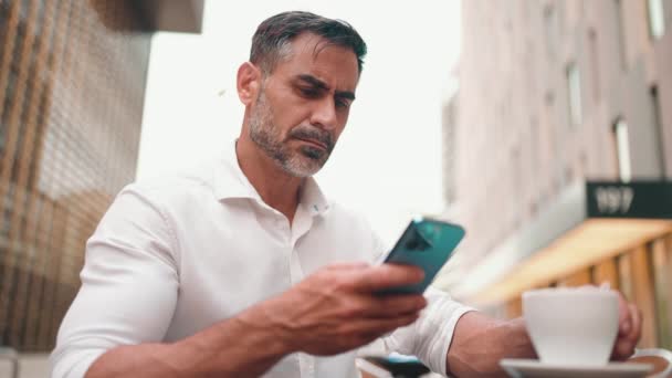 Зрелый Бизнесмен Аккуратной Бородой Белой Рубашке Пользуется Мобильным Телефоном Успешный — стоковое видео