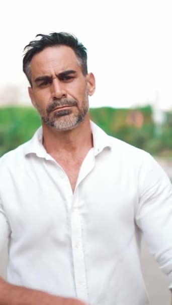 Homem Negócios Maduro Com Barba Limpa Vestindo Camisa Branca Fica — Vídeo de Stock