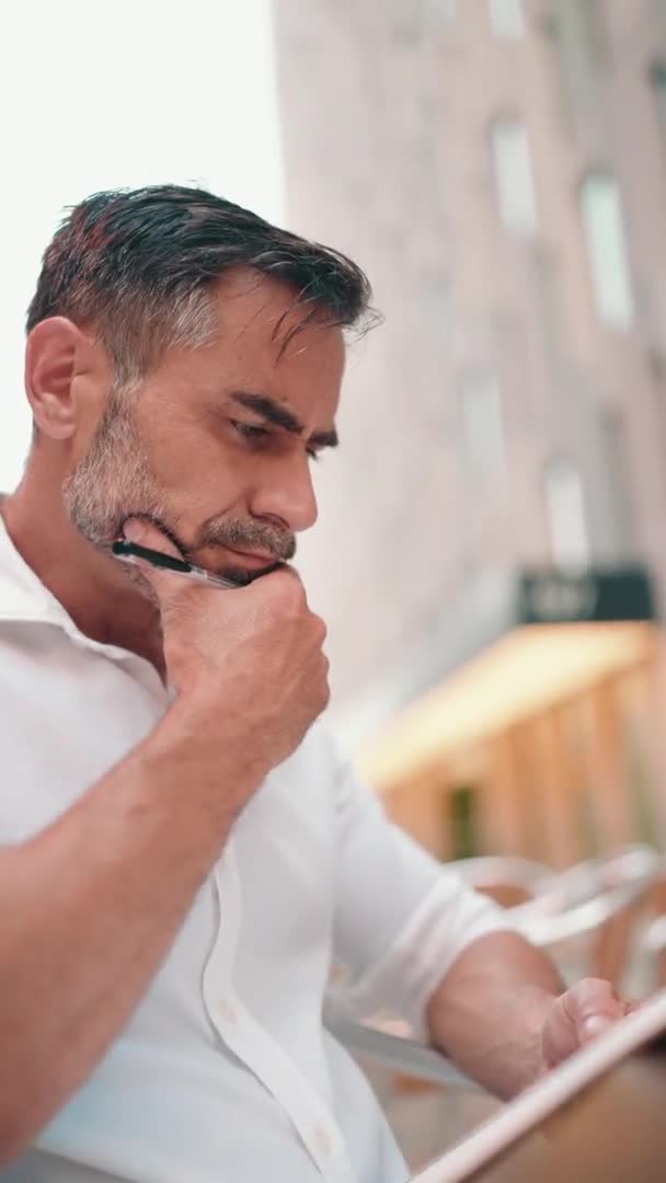 Vídeo Vertical Empresário Maduro Com Barba Limpa Vestindo Camisa Branca — Vídeo de Stock