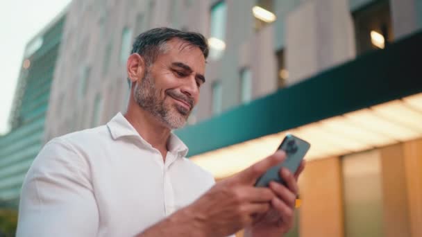 Empresário Maduro Sorridente Com Barba Limpa Usa Telefone Celular Homem — Vídeo de Stock