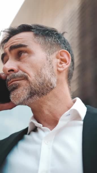 Geschäftsmann Mittleren Alters Mit Gepflegtem Bart Bürokleidung Nutzt Das Handy — Stockvideo