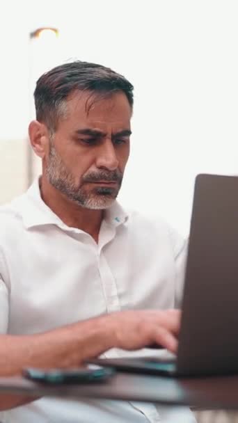Dojrzały Biznesmen Schludną Brodą Noszący Białą Koszulę Laptopie Siedzi Kawiarni — Wideo stockowe