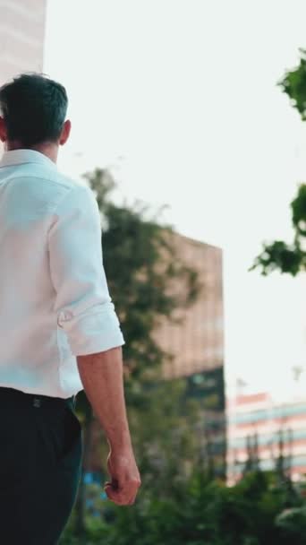 Empresário Maduro Com Barba Limpa Vestindo Camisa Branca Fica Distrito — Vídeo de Stock