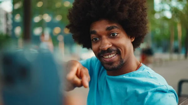 Großaufnahme Eines Jungen Afroamerikanischen Mannes Blauem Shirt Der Auf Einer — Stockfoto