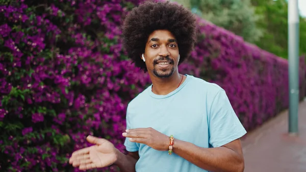 Primer Plano Alegre Joven Afroamericano Escuchando Música Auriculares Inalámbricos Bailando — Foto de Stock