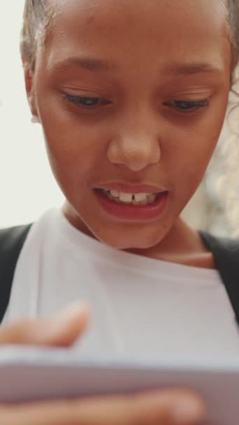 Видео Девочка Подросток Пользуется Мобильным Телефоном Сидя Набережной Девочка Подросток — стоковое видео