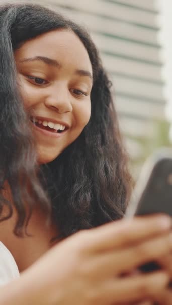 Video Vertical Niña Preadolescente Usa Teléfono Móvil Mientras Está Sentada — Vídeo de stock