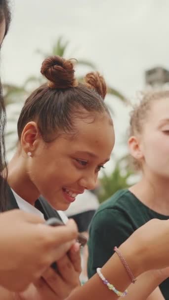 Drie Vriendinnen Van Voor Tienerjaren Zitten Aan Het Water Met — Stockvideo