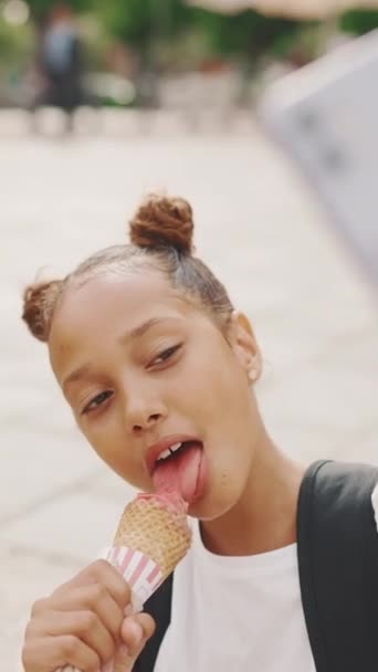 Видео Девочка Подросток Наслаждается Мороженым Делает Селфи Мобильном Телефоне Сидя — стоковое видео