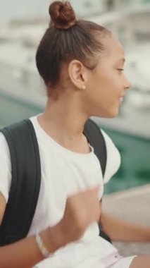 Rıhtımda gemi ve yat geçmişine karşı oturan genç kızların eski kız arkadaşları. Kentin arka planında üç genç şarkı söylüyor.