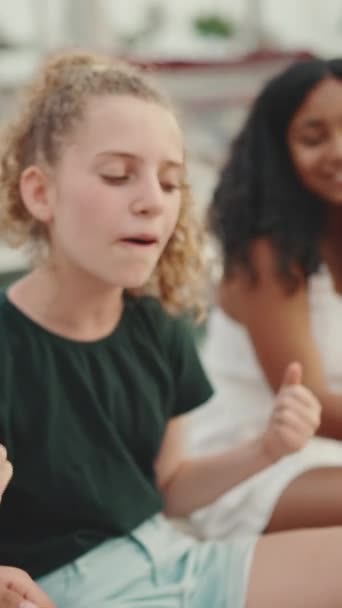 Vídeo Vertical Três Amigas Pré Adolescentes Sentadas Beira Mar Contra — Vídeo de Stock