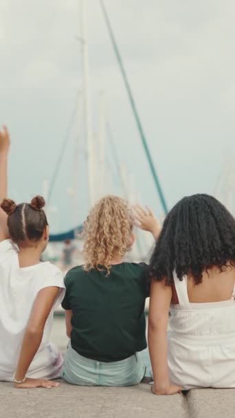 Видео Три Девушки Подруги Доподросткового Возраста Сидят Смотрят Яхты Корабли — стоковое видео