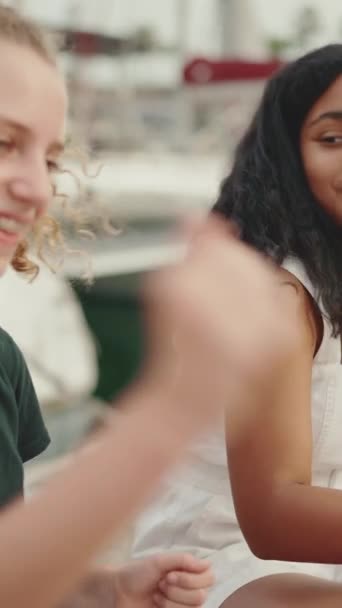 Vertisk Video Tre Flickor Vänner Pre Teenage Sitter Vid Vattnet — Stockvideo