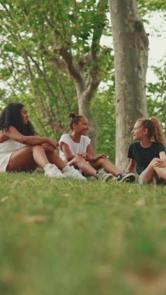 Vertical Video Three Girls Friends Pre Teenage Sit Grass Park — Stockvideo