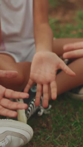 Video Vertical Primer Plano Las Manos Tres Amigas Pre Adolescentes — Vídeos de Stock