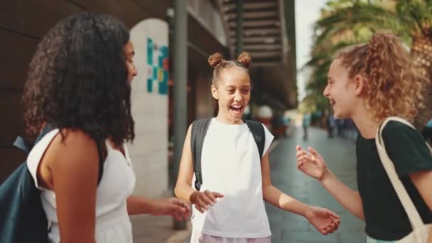Три Подруги Дівчата Перед Віком Стоять Вулиці Посміхаючись Емоційно Розмовляючи — стокове відео