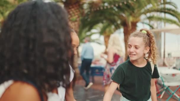 Три Подруги Подростки Стоят Улице Улыбаясь Эмоционально Разговаривая Держась Руки — стоковое видео