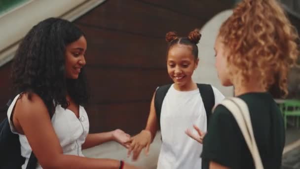 Три Подруги Дівчата Яким Років Стоять Вулиці Посміхаючись Емоційно Розмовляючи — стокове відео