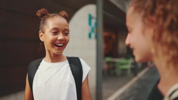 Три Подруги Дівчата Перед Віком Стоять Вулиці Посміхаючись Емоційно Розмовляючи — стокове відео