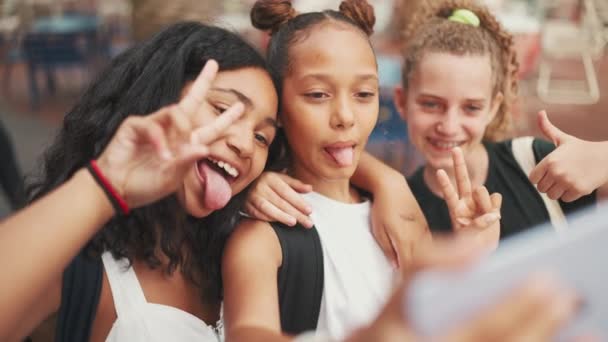 Trois Amies Pré Adolescentes Tenant Debout Dans Rue Souriant Faisant — Video