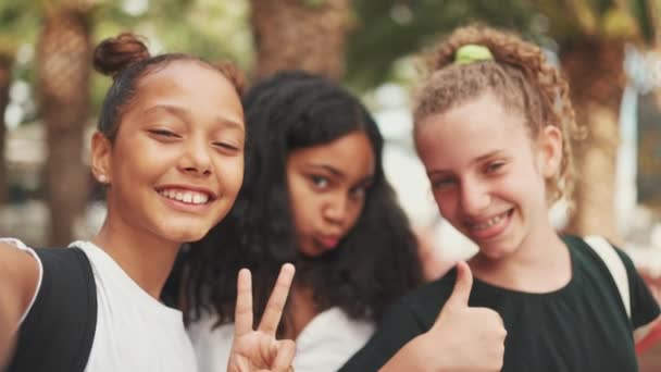 Clouse Tiga Gadis Teman Pra Remaja Berdiri Jalan Tersenyum Saling — Stok Video