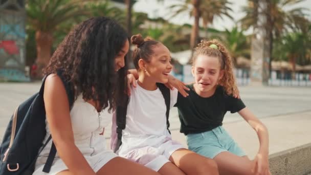 Drie Vriendinnen Van Voor Hun Tienerjaren Zitten Aan Het Water — Stockvideo