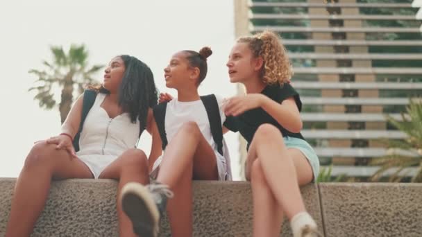 Trois Amies Pré Adolescentes Sont Assises Sur Front Mer Train — Video