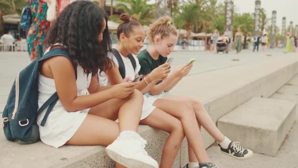 Trois Amies Pré Adolescentes Sont Assises Sur Front Mer Aide — Video