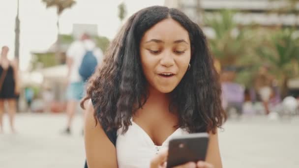 Ragazza Pre Adolescente Utilizza Telefono Cellulare Mentre Seduto Sul Lungomare — Video Stock