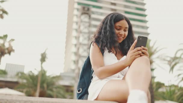 Mädchen Teenageralter Benutzt Mobiltelefon Während Sie Wasser Sitzt Teenagermädchen Macht — Stockvideo