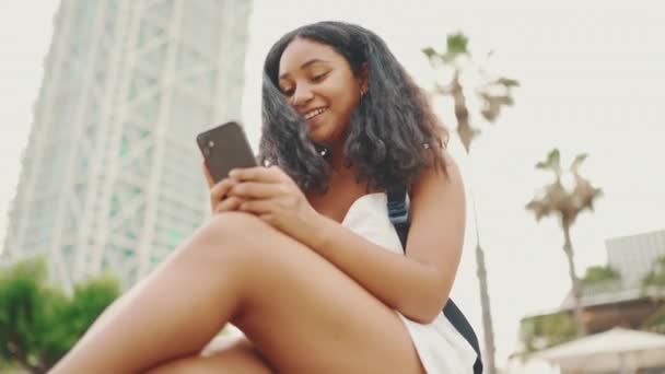 Gadis Pra Remaja Menggunakan Ponsel Saat Duduk Tepi Pantai Gadis — Stok Video