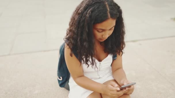 Předpuberťačka Používá Mobilní Telefon Když Sedí Nábřeží Dospívající Dívka Dělat — Stock video
