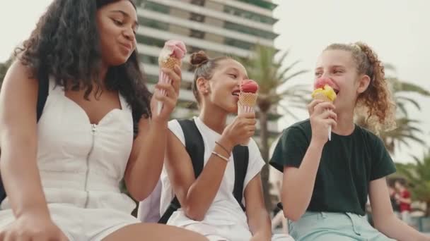 Смеющиеся Три Подруги Подросткового Возраста Сидят Набережной Тестируя Мороженое Три — стоковое видео
