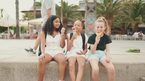 Три Подруги Подростка Сидят Набережной Тестируют Мороженое Три Подростка Наслаждаются — стоковое видео