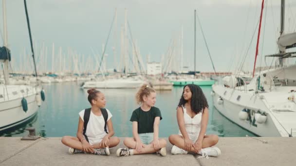 Drie Meisjes Vrienden Pre Tiener Zitten Het Water Met Schepen — Stockvideo