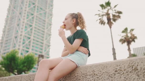 Smějící Tři Dívky Přátelé Pre Teenage Sedí Nábřeží Proti Lodím — Stock video