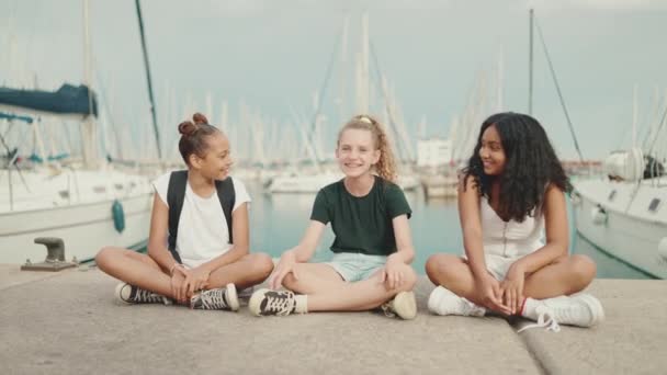 Rindo Três Meninas Amigos Pré Adolescente Sentado Orla Contra Navios — Vídeo de Stock