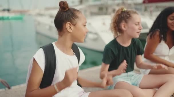 Сміючись Трьом Дівчаткам Друзям Попереднього Віку Сиділи Набережній Проти Кораблів — стокове відео