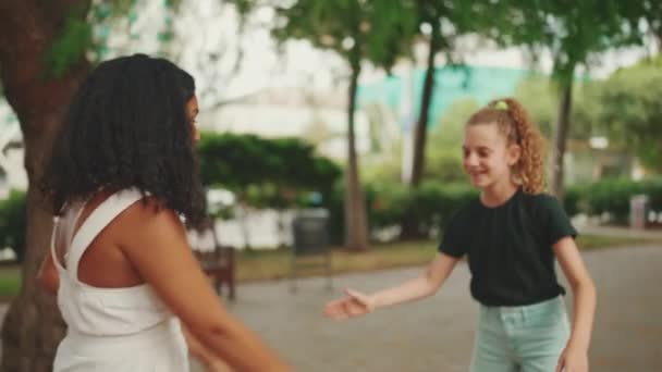 Drie Meisjes Vrienden Pre Tiener Dans Spelen Het Stadspark Achtergrond — Stockvideo