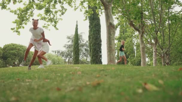 Троє Дівчат Друзів Попереднього Віку Прогулюються Парку Граючи Теги Три — стокове відео