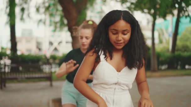 Trzy Dziewczyny Przyjaciele Pre Teen Taniec Grać Tle Parku Miejskiego — Wideo stockowe