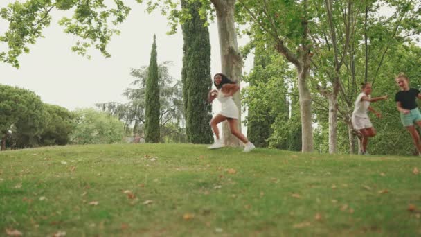 Drie Vriendinnen Van Voor Tienerjaren Lopen Het Park Tikkertje Spelen — Stockvideo