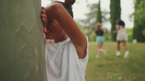 Três Meninas Amigas Pré Adolescentes Jogando Hide Seek Close Adolescente — Vídeo de Stock