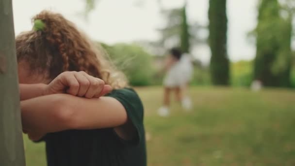 Três Meninas Amigas Pré Adolescentes Jogando Hide Seek Close Adolescente — Vídeo de Stock