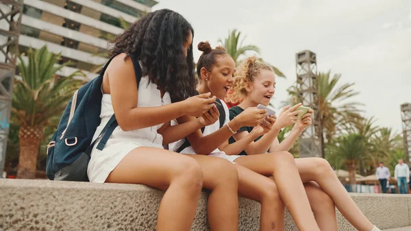 Three Girls Friends Pre Teenage Sitting Waterfront Using Mobile Phone — Stock Photo, Image