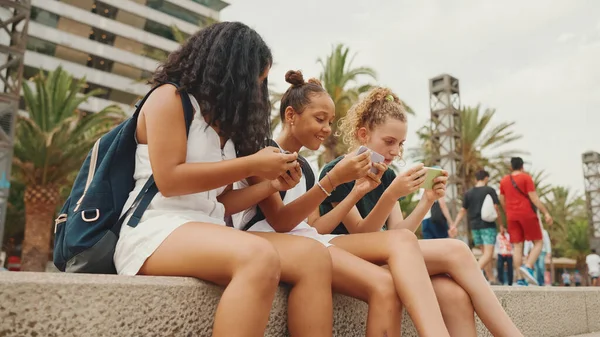 Nábřeží Sedí Mobilním Telefonem Tři Kamarádky Předpuberty Tři Teenageři Hrát — Stock fotografie