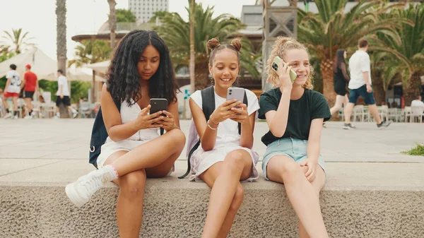 Nábřeží Sedí Mobilním Telefonem Tři Kamarádky Předpuberty Tři Teenageři Hrát — Stock fotografie