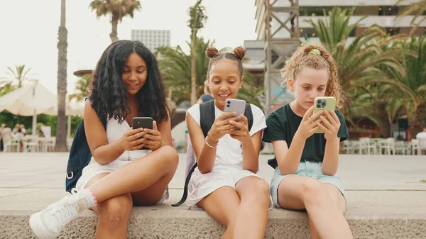 Trei Prietene Pre Adolescente Stau Malul Mării Folosind Telefonul Mobil — Fotografie, imagine de stoc